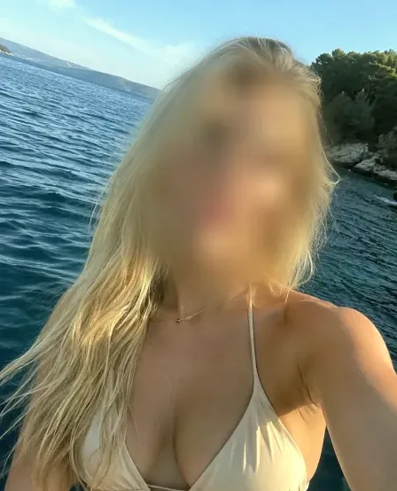 Mia, 27